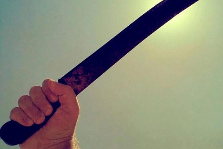Marido fere esposa com golpe de facão