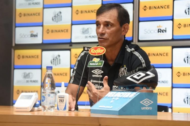 Bustos elogia coletivo do Santos e já tem Vila como casa