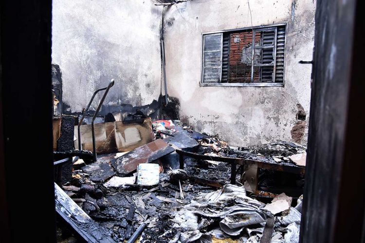 Fogo destrói quarto e banheiro de residência no Jardim Morumbi