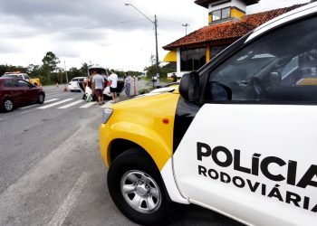 Motorista bate em árvore e deixa 6 pessoas feridas