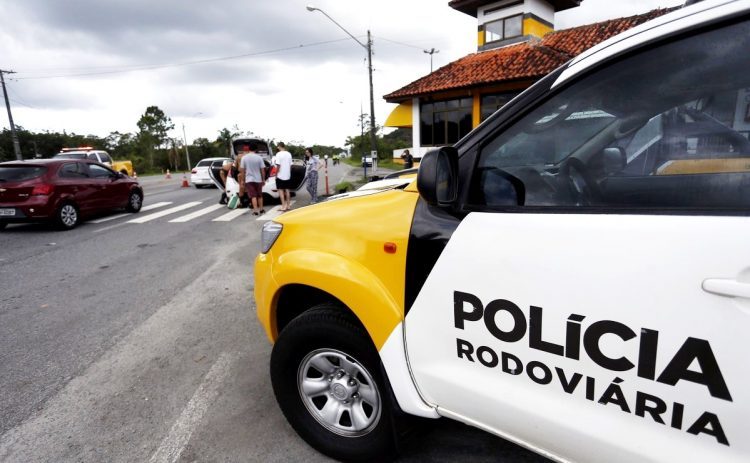 Motorista bate em árvore e deixa 6 pessoas feridas