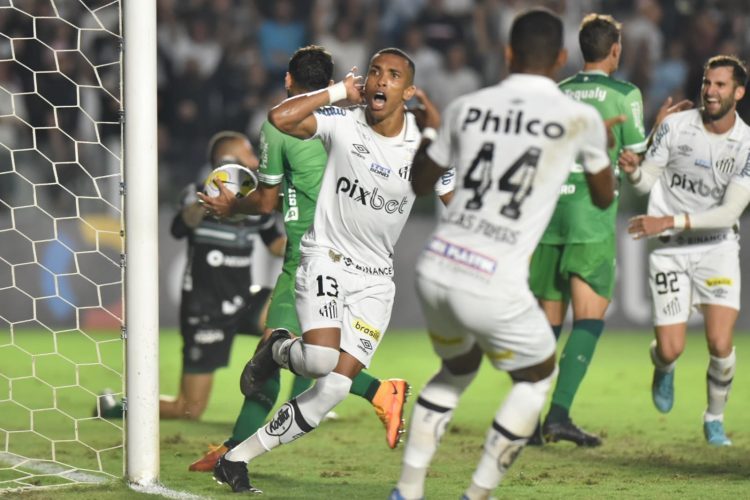Santos domina o Coritiba, reverte desvantagem e avança na Copa do Brasil