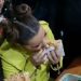 Cantora Maiara comeu um “dogão” com os fãs após o show