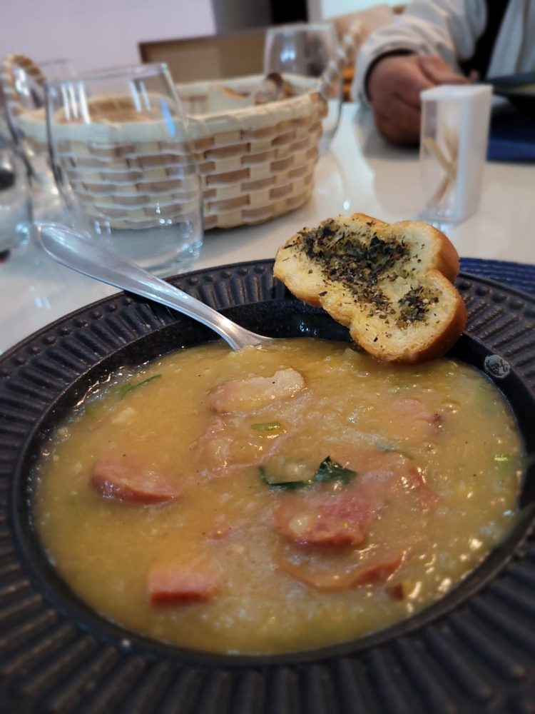 Friozinho combina com.. caldo de mandioca com bacon e calabresa