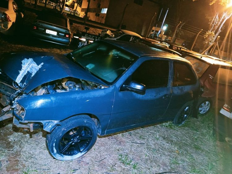 Motorista bate em poste e abandona o carro no Jd. São Jorge