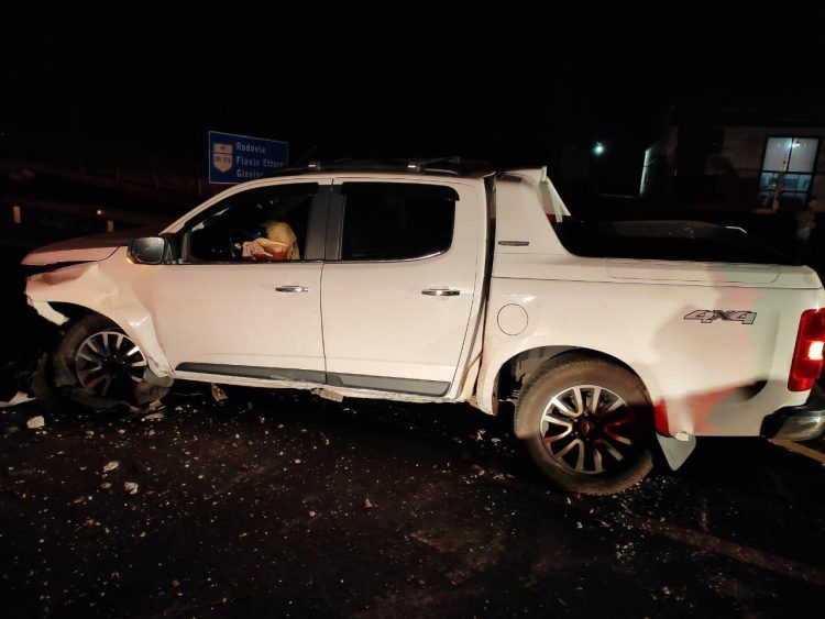 Homem rouba camionete, foge, bate contra mureta e deixa passageiras feridas