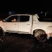 Homem rouba camionete, foge, bate contra mureta e deixa passageiras feridas