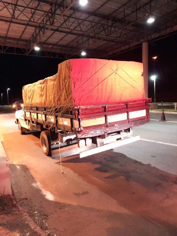 PRE apreende caminhão carregado com 920 maços de cigarros contrabandeados