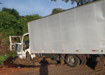 Acidente envolvendo três caminhões deixa motoristas feridos em Guairaçá