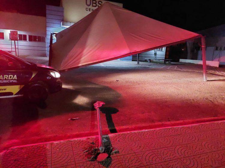 Tenda da UBS Central é danificada por motorista embriagado