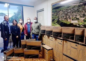 Prefeito entrega computadores para a Secretaria de saúde