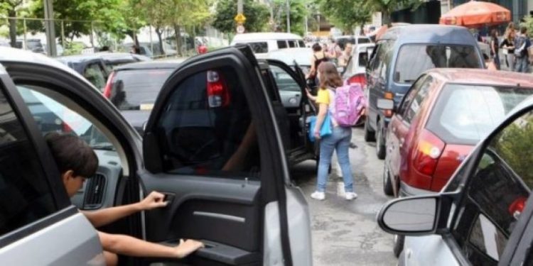 Desrespeito às leis de trânsito na  porta das escolas gera reclamações