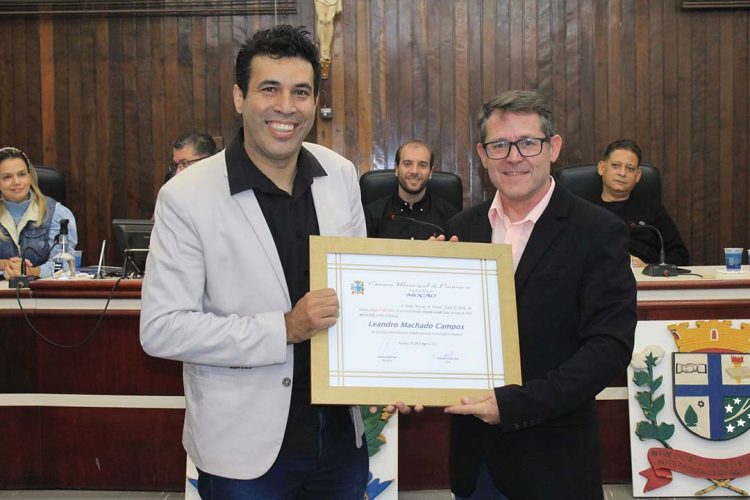 APP-Sindicato e professor Leandro Campos recebem homenagem do Legislativo