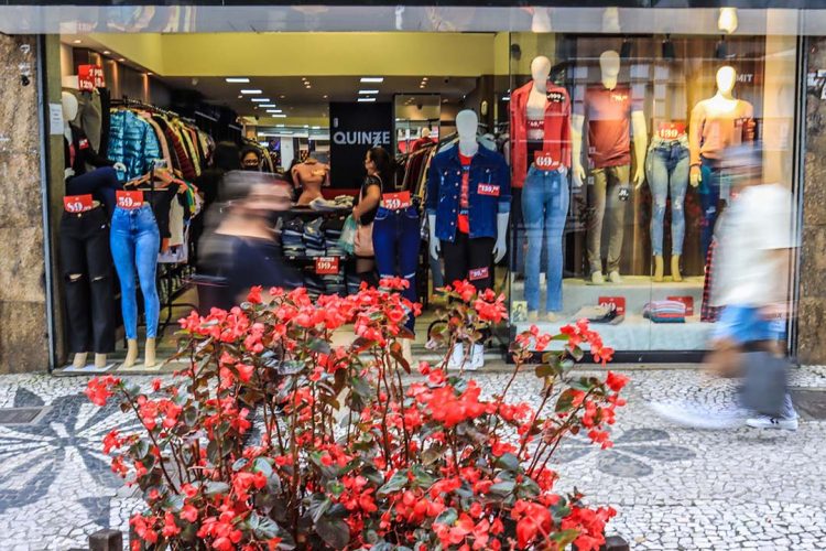 Volume de vendas no comércio  paranaense cresce 1,2% em março