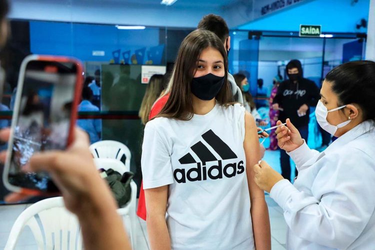 Paraná vai iniciar aplicação da dose de  reforço em adolescentes nesta semana