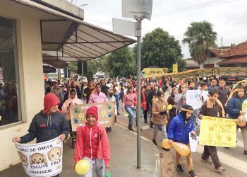 Guairaçá realizou passeata em alusão ao  Dia de Combate ao abuso e exploração sexual