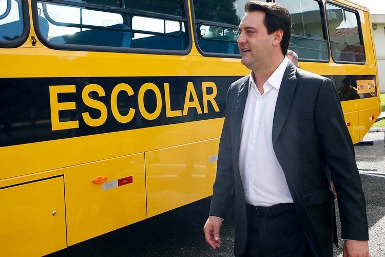 Governador entrega 144 ônibus  escolares a 121 municípios paranaenses