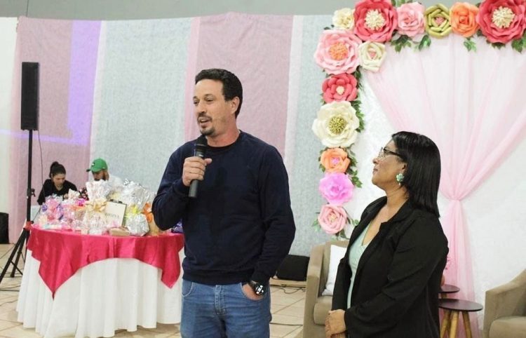 Secretaria de Educação presta homenagem no Dia das Mães