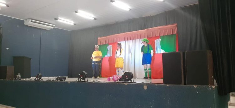 Crianças assistem peça teatral no fechamento do “Maio Laranja”