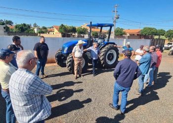 Prefeito Freonizio Valente entrega trator para  utilização de produtores rurais do município