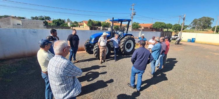 Prefeito Freonizio Valente entrega trator para  utilização de produtores rurais do município