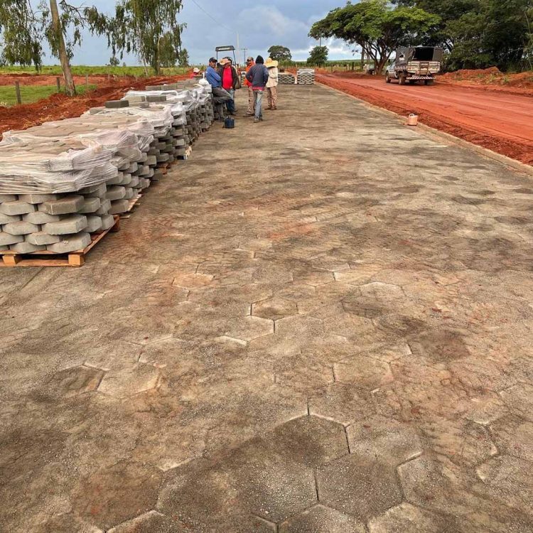 Município inicia pavimentação de estrada rural