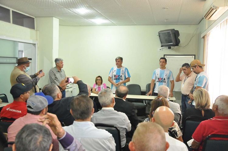 Deputado entrega Menção Honrosa para moradores de Paranavaí e Região