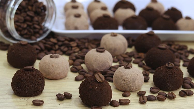 Anote 3 receitas super práticas para fazer com café