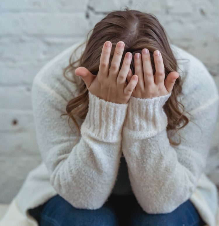 Motorista perde consciência e bate em carro parado no Jd. São Jorge