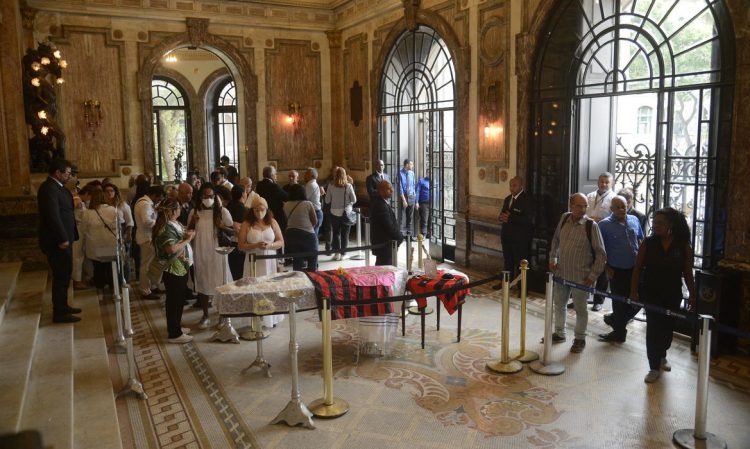 Fãs, parentes e amigos se despedem de Milton Gonçalves