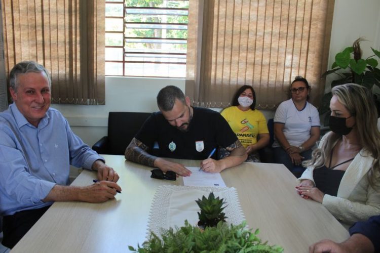 Professores de todas as classes recebem salário com aumento essa semana em Paranavaí