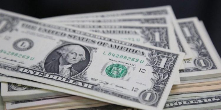 Dólar mantém tendência de queda; chegada da Eletrobras ao mercado movimenta investidores