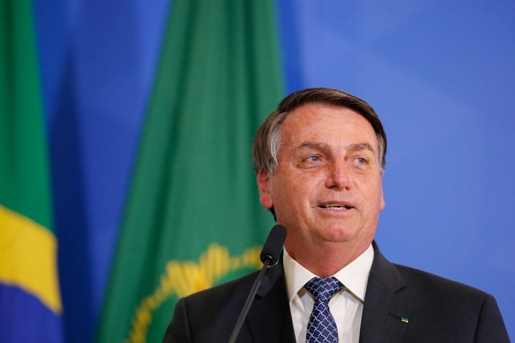 Bolsonaro sanciona piso permanente de R$ 400 do Auxílio Brasil