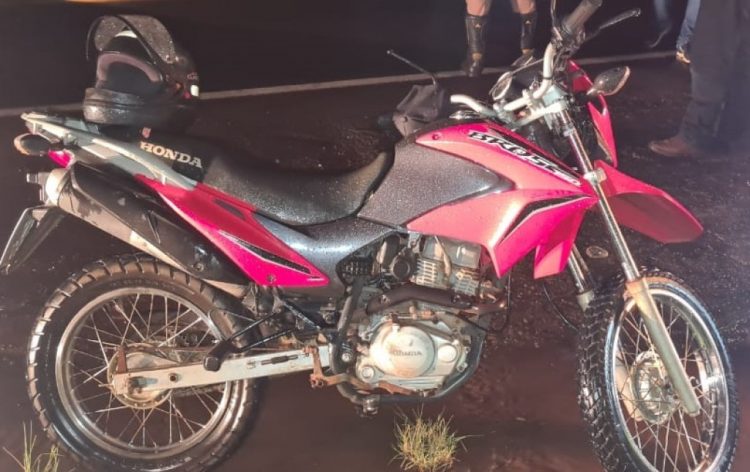 Motociclista bate em ônibus e fica ferido em Tamboara