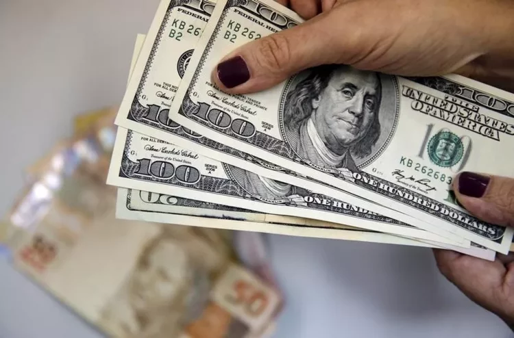 Dólar abre em queda no 3° pregão seguido