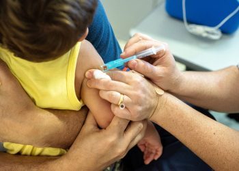 Vacinação contra Covid para maiores de 12 anos está suspensa