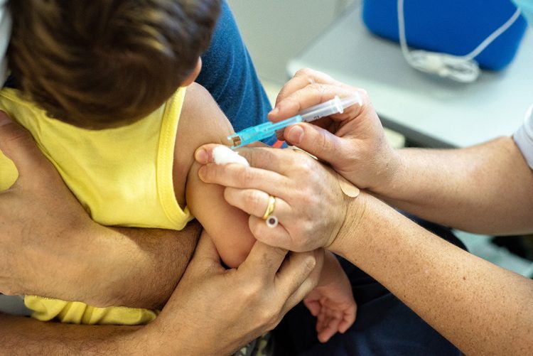 Vacinação contra Covid para maiores de 12 anos está suspensa