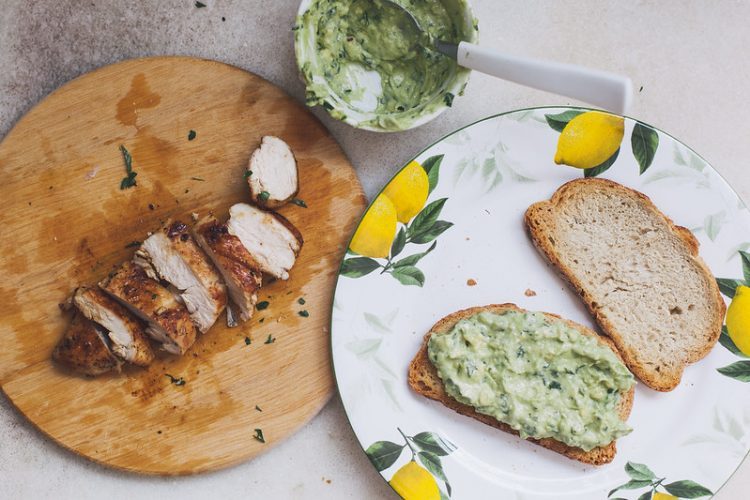 Sanduíche de frango com maionese de abacate é uma ótima opção de lanche