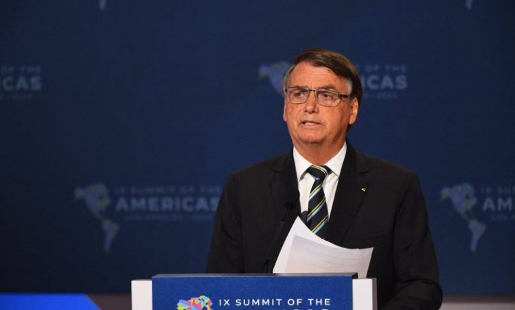 Bolsonaro diz que gasolina deve ficar R$ 2 mais barata e diesel, R$ 1, caso Congresso aprove medidas