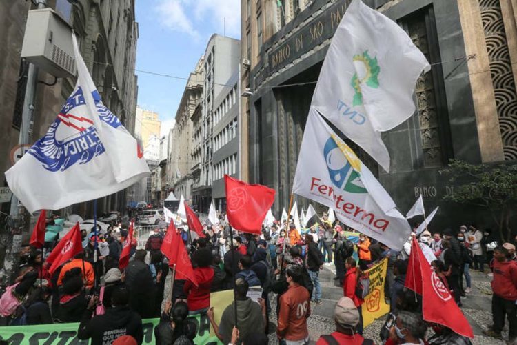 Grupos protestam em frente à Bolsa contra a privatização da Eletrobras