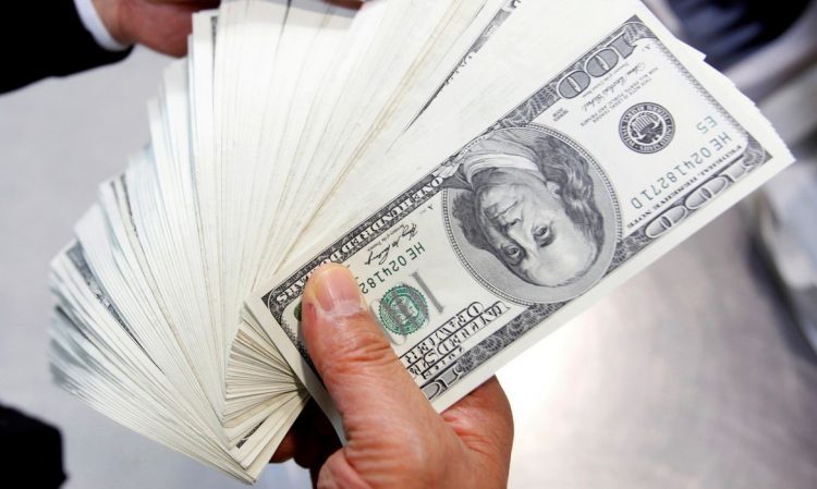 Dólar começa a terça em alta; acompanhe o mercado