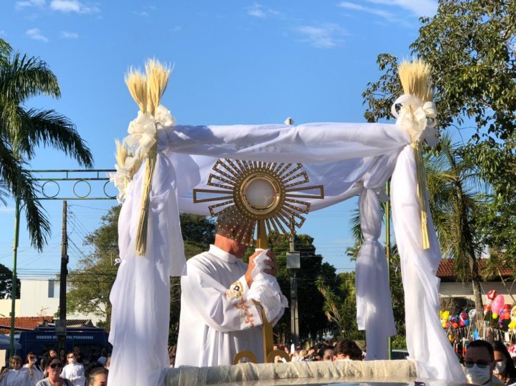 Feriado de Corpus Christi reúne centenas de fiéis na Praça dos Pioneiros