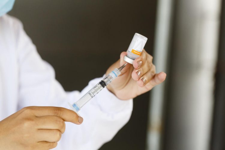 Clínicas privadas adotam regras diferentes para vacinar contra Covid