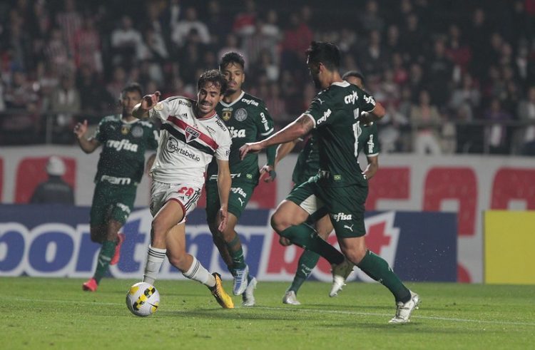 Palmeiras vira no fim, bate São Paulo e segue líder isolado do Brasileiro