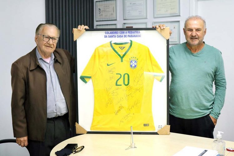Aquisição de camisas autografadas para ajudar hospital; Bellanda levou da Seleção