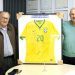 Aquisição de camisas autografadas para ajudar hospital; Bellanda levou da Seleção