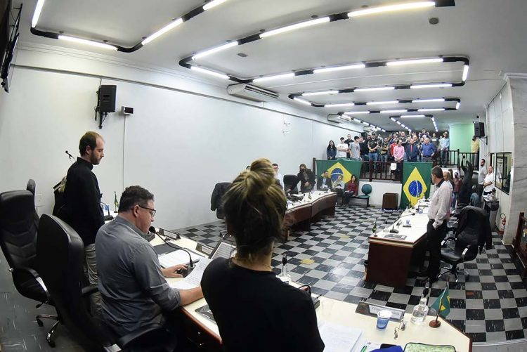 Vereador Luís Paulo faz discurso em defesa da  família para explicar porte de arma de fogo