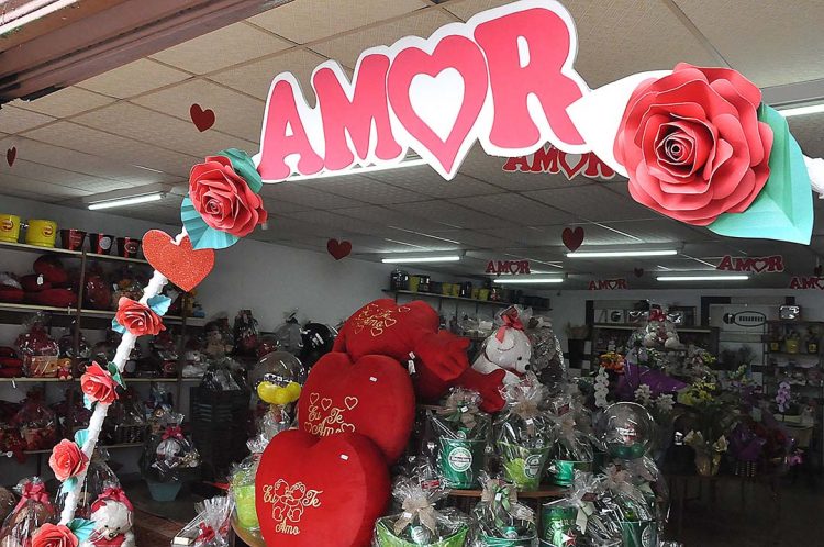 Dia dos Namorados movimenta o comércio  e expectativa é de crescimento nas vendas