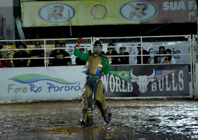Paranavaiense Ronaldo Miranda lidera montaria em touros