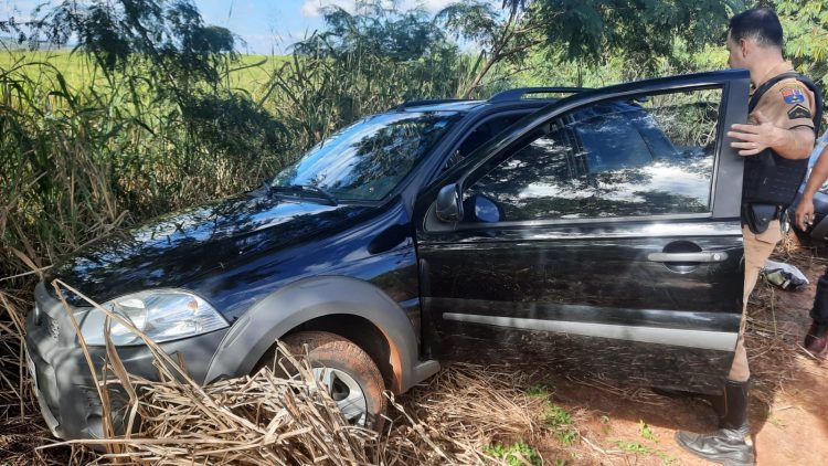 Policiais recuperam veículo roubado em Cruzeiro do Oeste